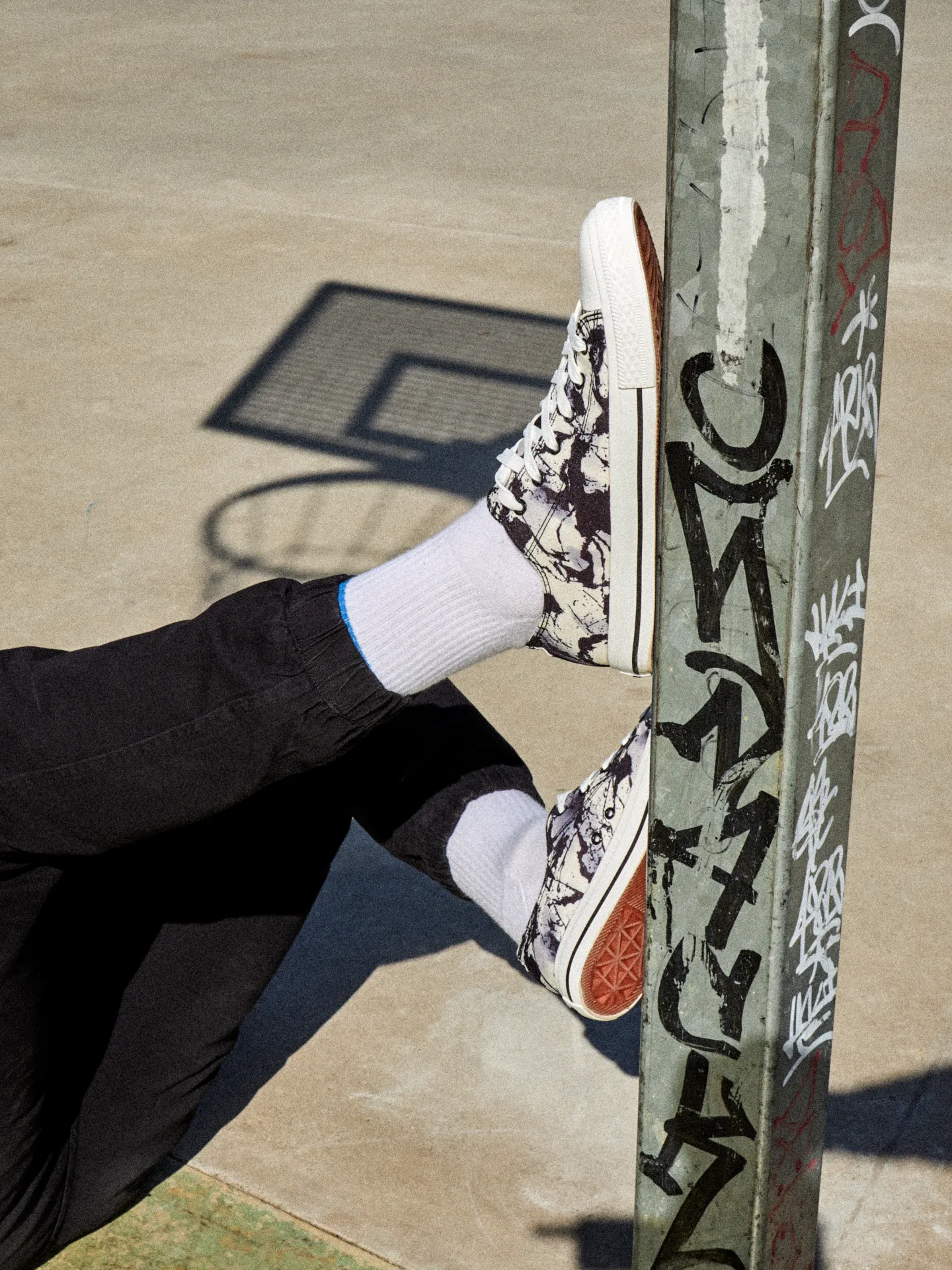 Chaussures en toile rigolotes Taches noires et blanches - Image 7